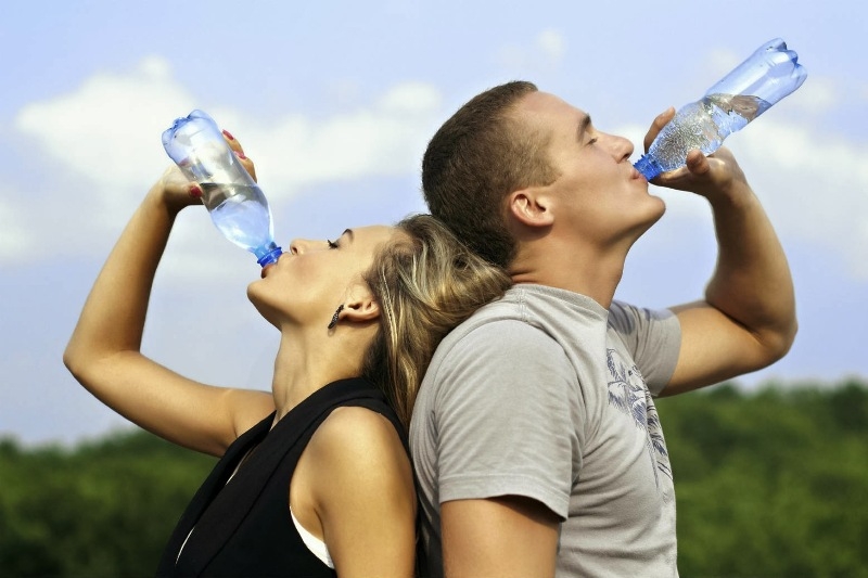Một ngày nên uống ít nhất khoảng 8 ly nước và không nên uống nước quá nóng hoặc quá lạnh.